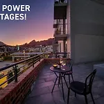 Chic, 2 Bed With Mountain Views! Walk To The Waterfront!