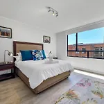 Chic, 2 Bed With Mountain Views! Walk To The Waterfront!