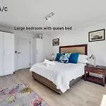 Chic, 2 Bed With Mountain Views! Walk To The Waterfront!