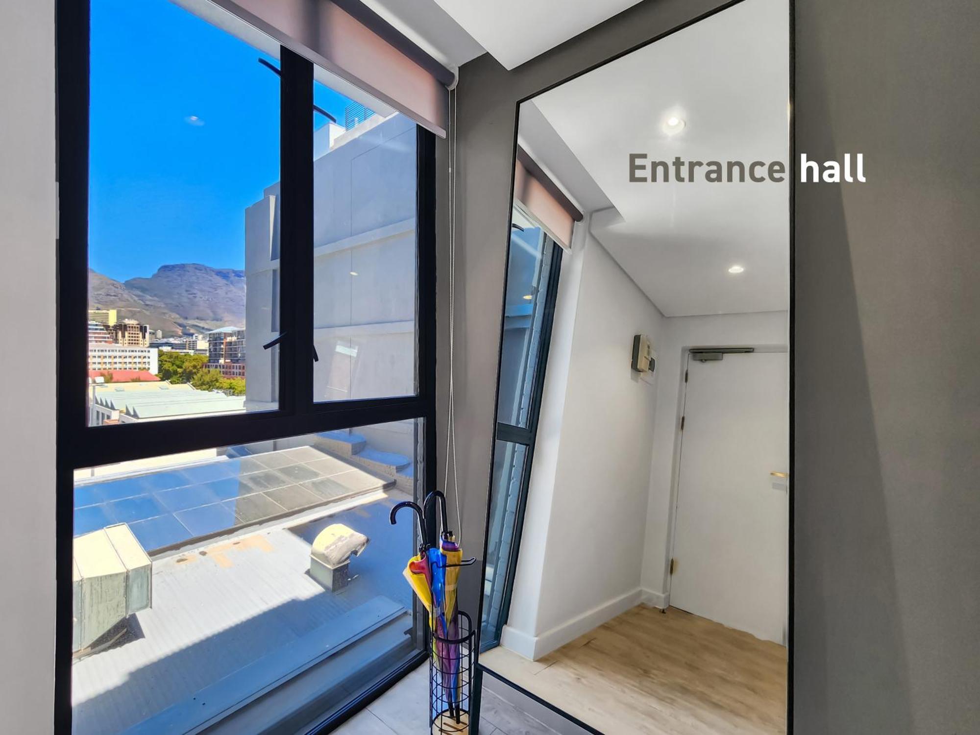 Chic, 2 Bed With Mountain Views! Walk To The Waterfront! Cape Town