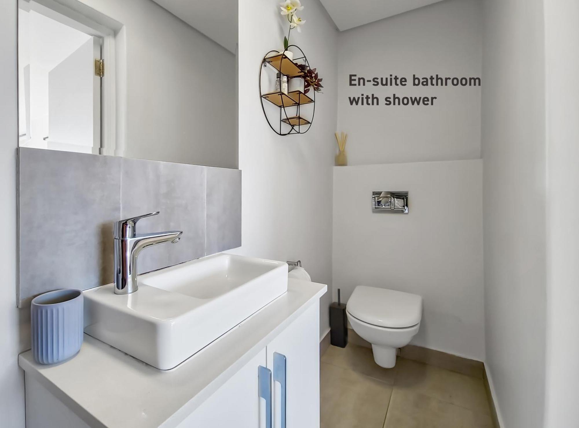 Chic, 2 Bed With Mountain Views! Walk To The Waterfront! * Cape Town